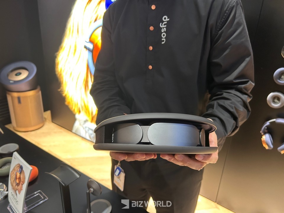 다이슨 온트랙 파우치의 모습. 여밀 수 있는 파우치가 아닌 견고한 주머니에 담는 느낌의 파우치다. 사진=김선주 기자