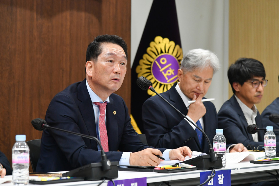 좌장인 김태수 위원장이 토론을 진행하고 있다. 사진=서울시의회