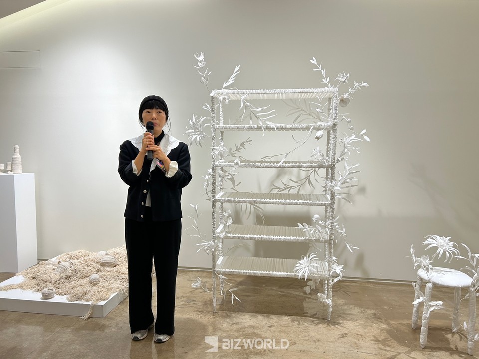 심지선 작가가 선반과 스툴을 사용해 창작한 '나만의 정원'에 대해 설명하는 모습. 사진=김선주 기자