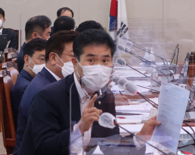 이원택 의원(더불어민주당)이 국정감사서 질의하고 있다. 사진=이원택 의원 블로그 캡처