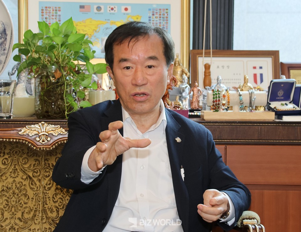 홍재영 한국보석협회장이 보석산업에 대해 설명하고 있다. 사진=손진석 기자