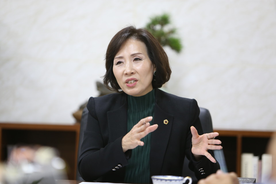 이숙자 운영위원장이 11대 후반기 운영위원회 현안에 대해 이야기하고 있다. 사진=서울시의회 출입기자단