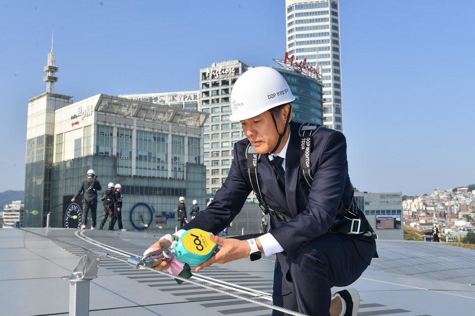김길영 위원장이 DDP 루프탑 투어를 위해 케이블을 연결하고 있다. 사진=서울시의회