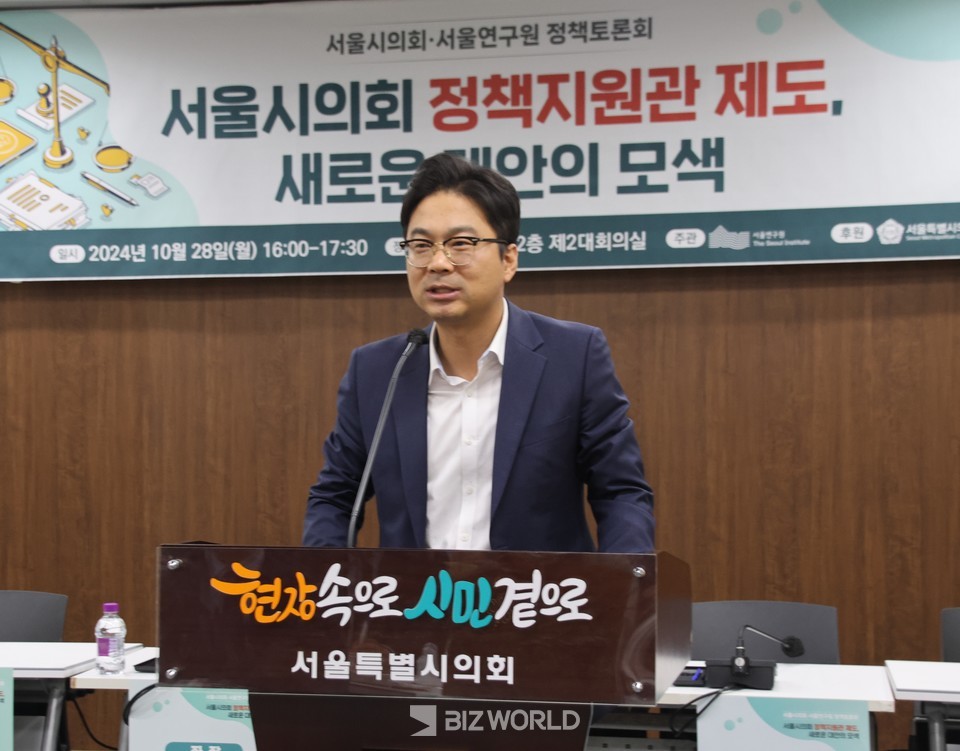 장태용 행정자치위원장이 축사에서 1인 1정책지원관 제도 필요성에 대해 강조하고 있다. 사진=손진석 기자