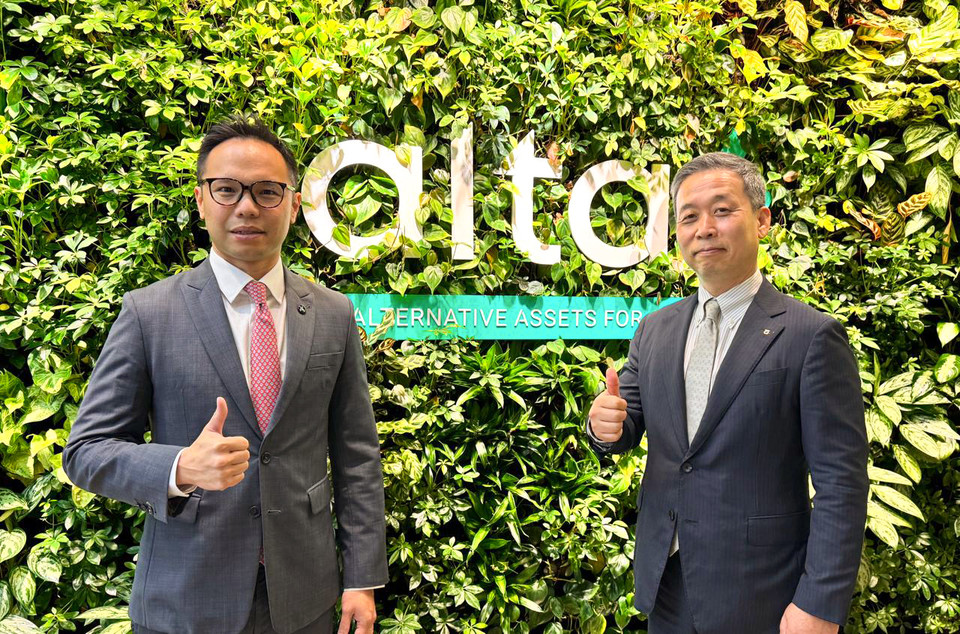 NH투자증권은 28일(현지시간) 싱가포르 알타 본사에서 동남아시아 최대 대체거래소인 알타 익스체인지(Alta Exchange)와의 업무협약을 맺었다고 밝혔다. NH투자증권 윤병운 사장(오른쪽)과 알타 켈빈 리(Kelvin Lee) 사장이 기념촬영을 하고 있다. 사진=NH투자증권