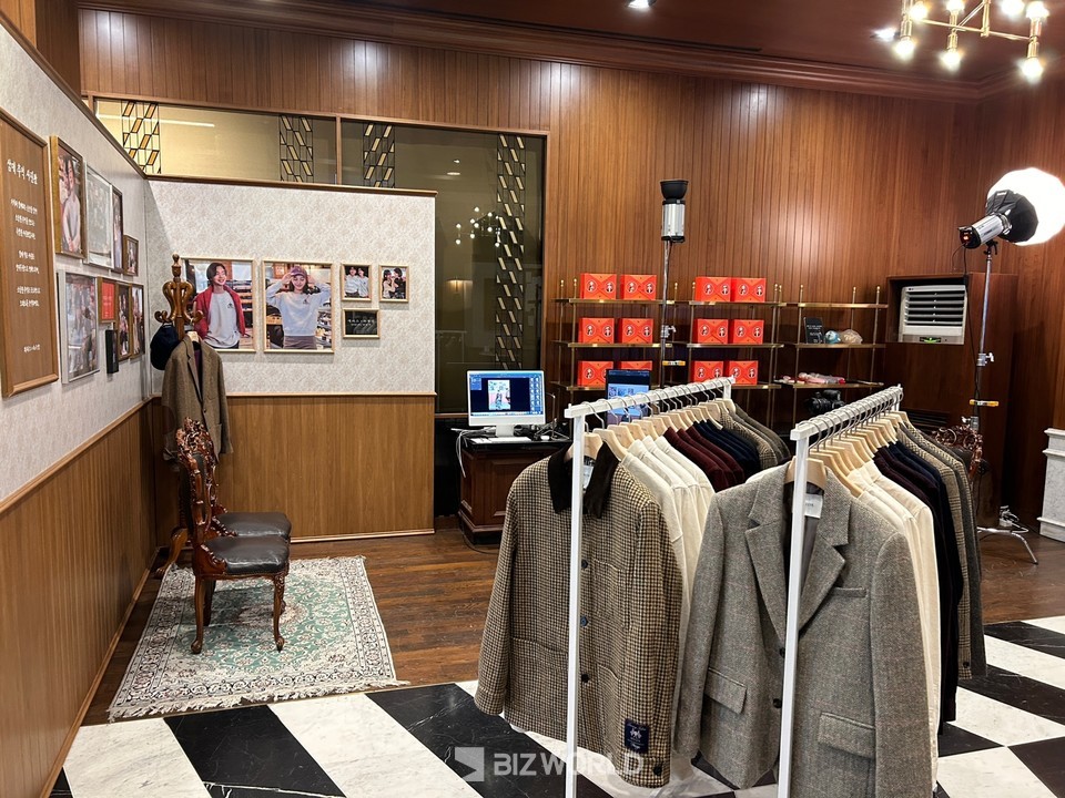 헤지스 제품을 착용하고 사진을 촬영해 볼 수 있는 '삼대 추억 사진관'의 모습. 사진=김선주 기자