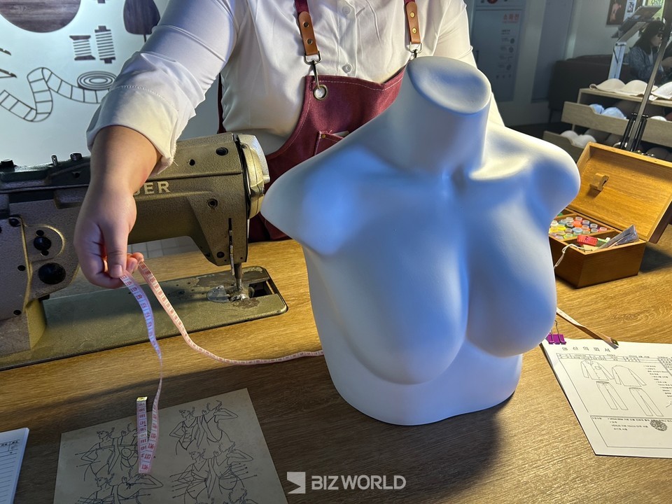 신영방직 4층 더 아뜰리에에서는 피팅 전문가가 직접 사이즈 측정법을 알려주고, 적합한 속옷을 제안해 준다. 사진=김선주 기자