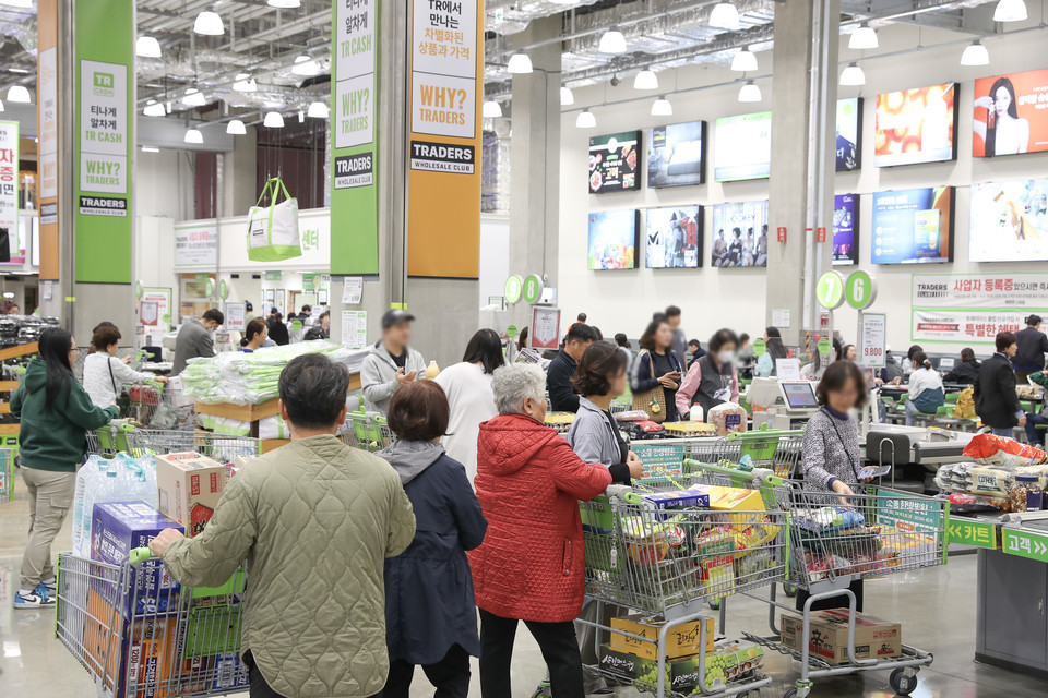 1일 국내 대표 쇼핑축제 '쓱데이' 개막을 맞아 트레이더스 홀세일 클럽 스타필드 고양점에서 결제를 기다리는 고객들. 사진=신세계그룹