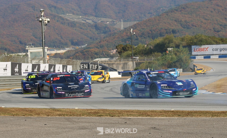 정의철(4번)이 이정우(13), 김중군(05번)과 수위 다툼을 하고 있다. 사진=손진석 기자