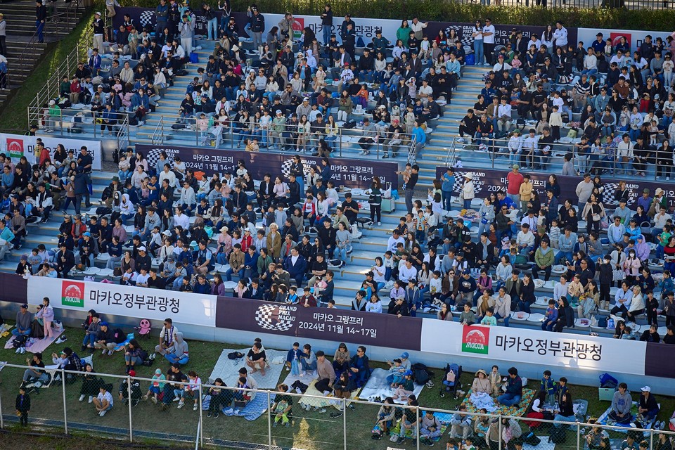 2일 2만여명의 관중이 용인 에버랜드 스피드웨이에서 열린 슈퍼레이스 최종전 경기를 관람하고 있다. 사진=슈퍼레이스.