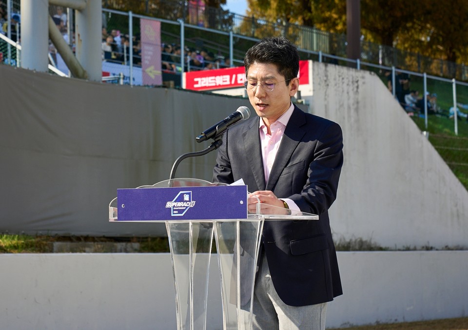 유치영 마카오관광청 대표가 엔진스타트 세레머니를 진행하고 있다. 사진=슈퍼레이스