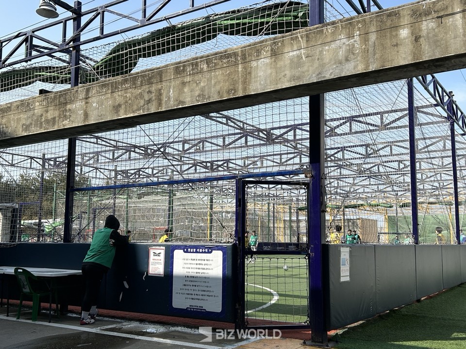 롯데마트 부산점 '준타스 풋살 아레나' 풋살장의 모습. 사진=김선주 기자