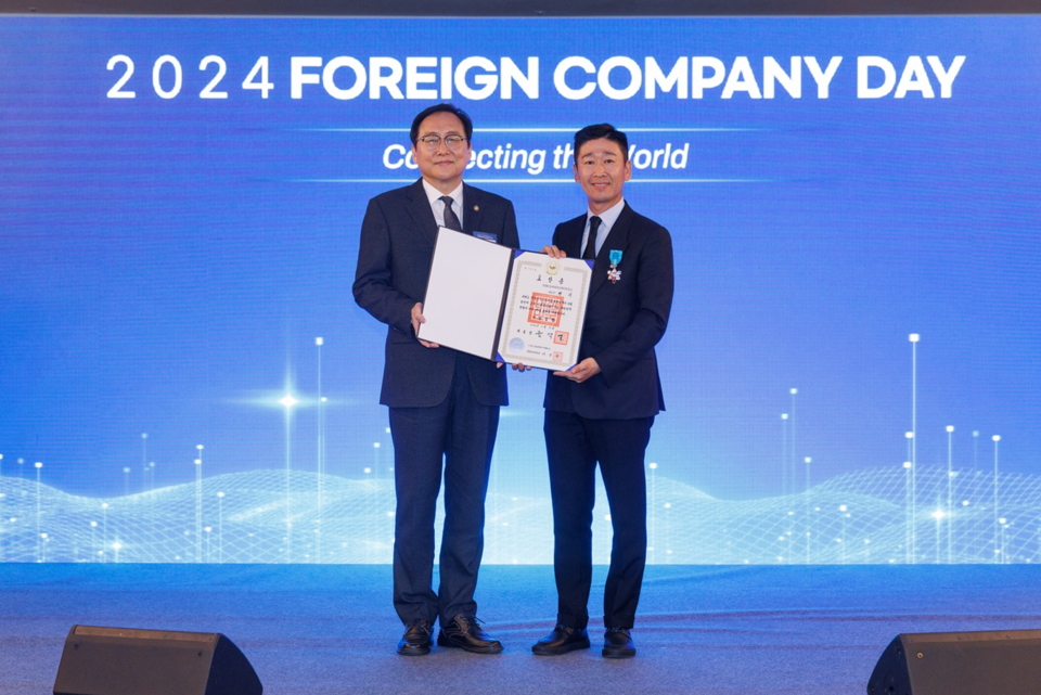 첸 시 모히건 인스파이어 사장(오른쪽)이 지난 5일 열린 ‘2024 외국기업의 날’ 기념식에서 관광·레저 분야 최대규모 외국인투자 프로젝트 통해 산업발전에 기여한 공로로 ‘산업포장’ 받고 기념촬영을 하고 있다. 사진=모히건 인스파이어 엔터테인먼트 리조트