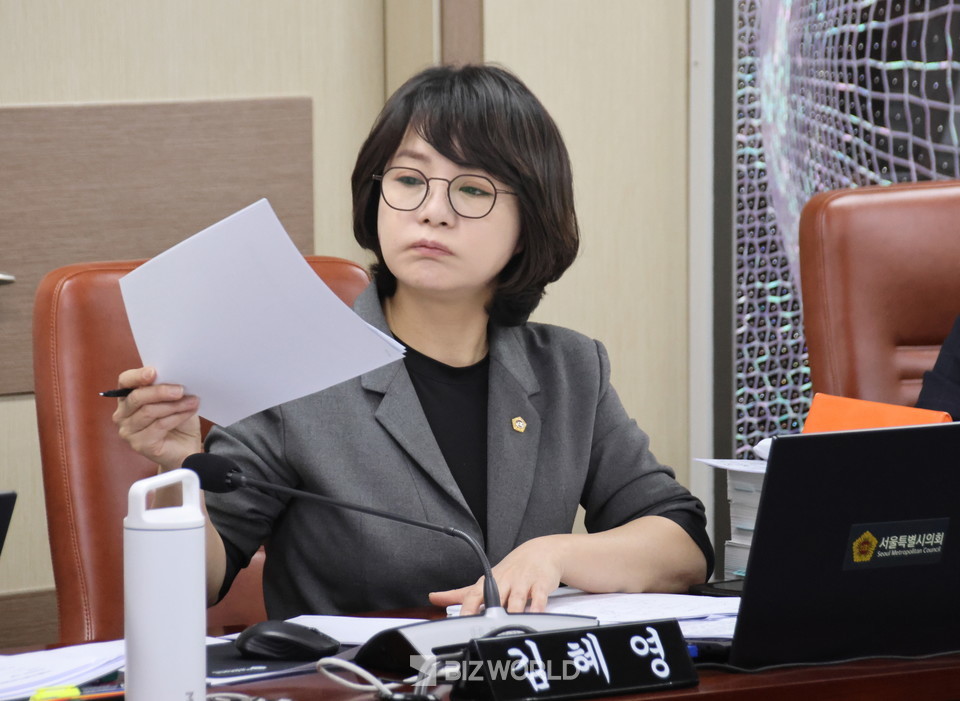 김혜영 서울시의원이 행정사무감사에서 관련 자료를 확인하고 있다. 사진=손진석 기자