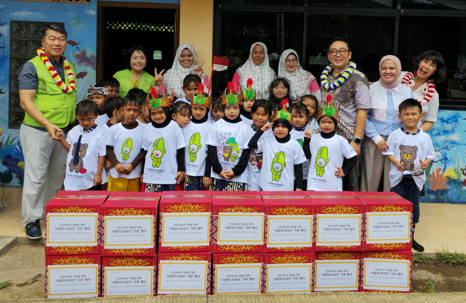 4일 인도네시아 자카르타 반타르게방 지역에서 진행된 기부 물품 전달식에서 KB국민카드와 KB 파이낸시아 멀티 파이낸스(KB FMF) 임직원들이 뻐르마따 하티(Permata Hati) 유치원 어린이들이 기념촬영 하고 있다. 사진=KB국민카드