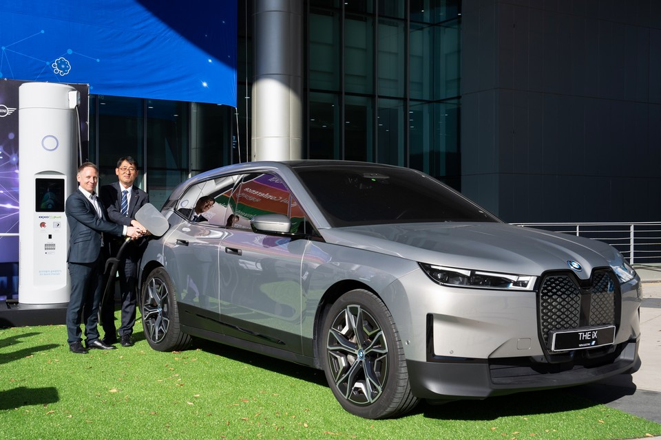 안드레아스 스툼 BMW 그룹 R&D 센터 코리아 총괄(왼쪽)과 이상원 한국전력 에너지신사업처장이 BMW iX에 충전기를 연결하고 있다. 사진=BMW 그룹 코리아