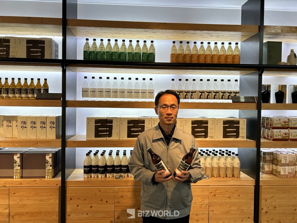 박선영 국순당 생산본부장이 국순당 횡성양조장에서 백세주에 대해 소개하고 있는 모습. 사진=김선주 기자