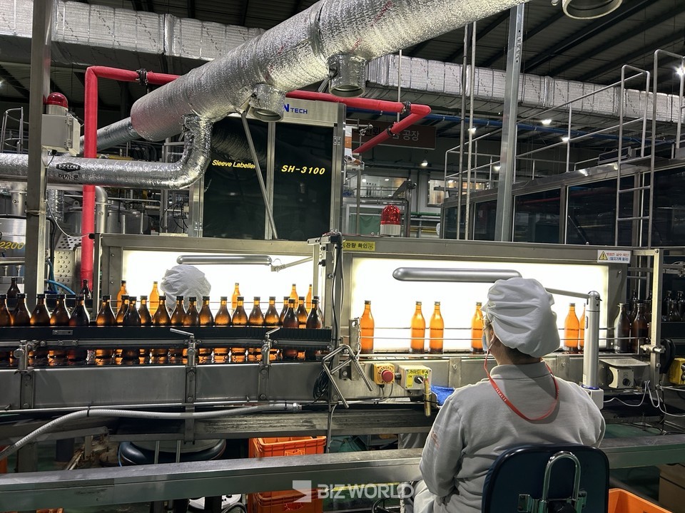 병입·포장 과정에서는 기계를 통한 자동 검사와 전문가가 직접 확인하는 육안 검사가 동시에 이뤄져 식품안전과 위생을 최우선으로 하고 있는 모습이다. 사진=김선주 기자