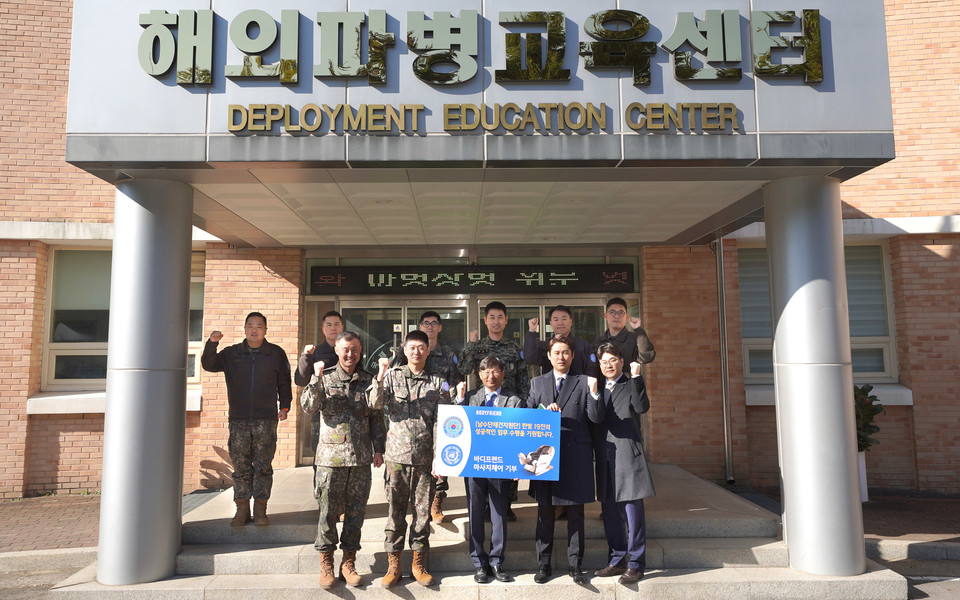 김흥석 바디프랜드 대표(앞줄 왼쪽 세 번째)가 최근 남수단재건지원단 한빛부대 19진에 헬스케어로봇 안마의자를 전달한 후 기념촬영을 하고 있다. 사진=바디프랜드