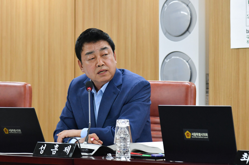 성흠제 시의원이 행정사무감사에서 질의하고 있다. 사진=서울시의회