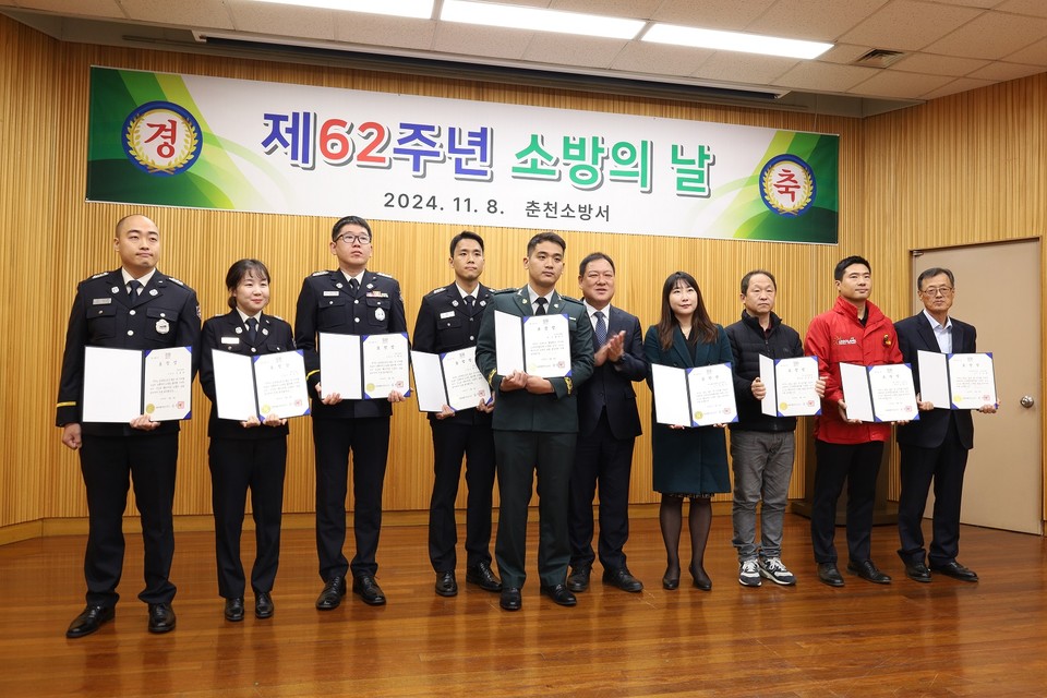 레고랜드 소방안전부 김왕조 과장(오른쪽에서 두번째)이 ‘제62회 소방의 날’을 맞아 도지사 표창장을 받고 있다. 사진=레고랜드 코리아