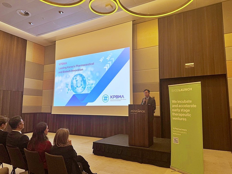  이현우 한국제약바이오협회 상무가 지난 7일(현지 시간) 스위스 바젤에서 열린 네트워킹 행사에서 발언하고 있다. 사진=한국제약바이오협회