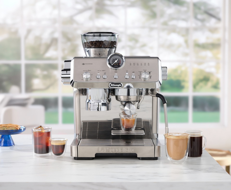 이탈리아 프리미엄 가전 브랜드 ‘드롱기(De'Longhi)’가 새로운 커피 트렌드를 반영해 콜드브루부터 쿨에스프레소까지 다양한 메뉴를 지원하는 하이엔드 프리미엄 반자동 커피 머신인 ‘라 스페셜리스타 오페라’를 최근 선보였다 8일 밝혔다. 사진=드롱기코리아
