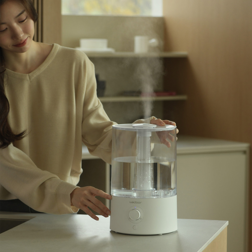 가습기 전문 브랜드 ‘위도어’는 24/25년 겨울시즌을 맞아 ‘무소음 초음파 가습기’를 지난 5일 선보였으며 사전 예약 수량 500대를 초단시간에 완판시키는 쾌거를 이뤘다고 밝혔다. 사진=위도어 