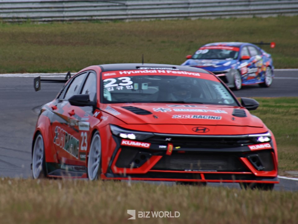 DCT 레이싱 김규민(23번)이 현대 N 페스티벌 6라운드 Race 8 결승 경기에서 선두로 나서 역주하고 있다. 사진=손진석 기자