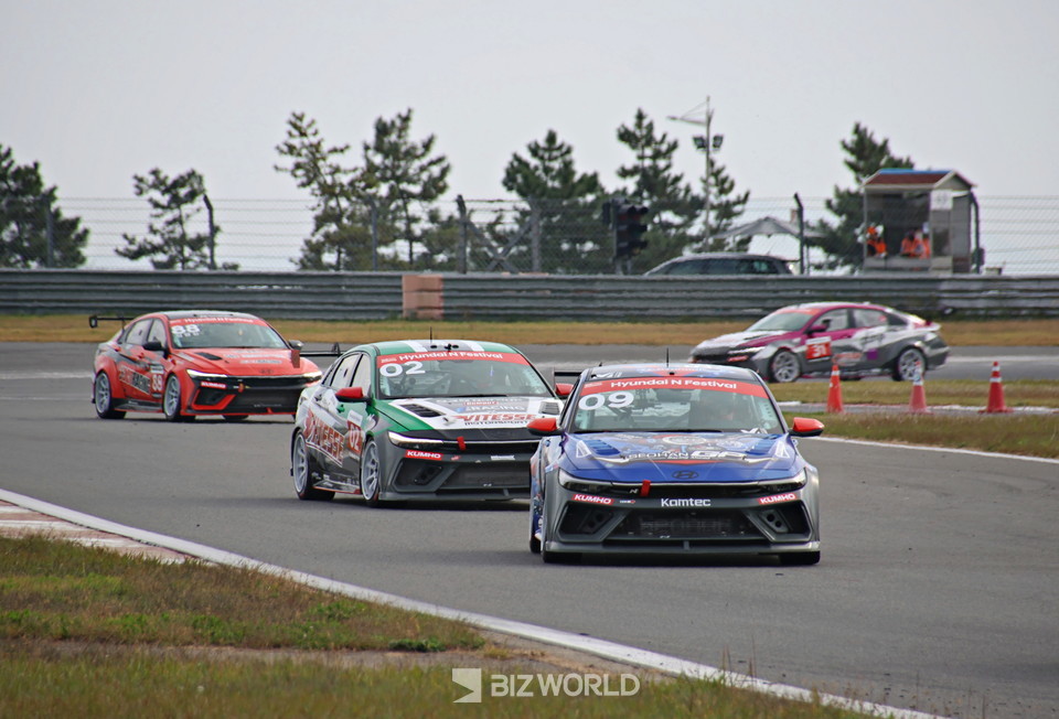 신우진(09번)과 박동섭(02번), 김명찬(88번)이 2위 그룹에서 선두를 추격하고 있다. 사진=손진석 기자