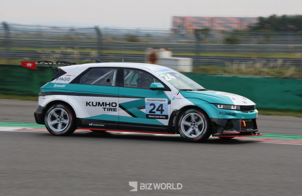 2024 현대 N페스티벌 eN1 클래스 6라운드’ 결승 경기에서 금호SL모터스포츠 이창욱이 역주하고 있다.  사진=손진석 기자