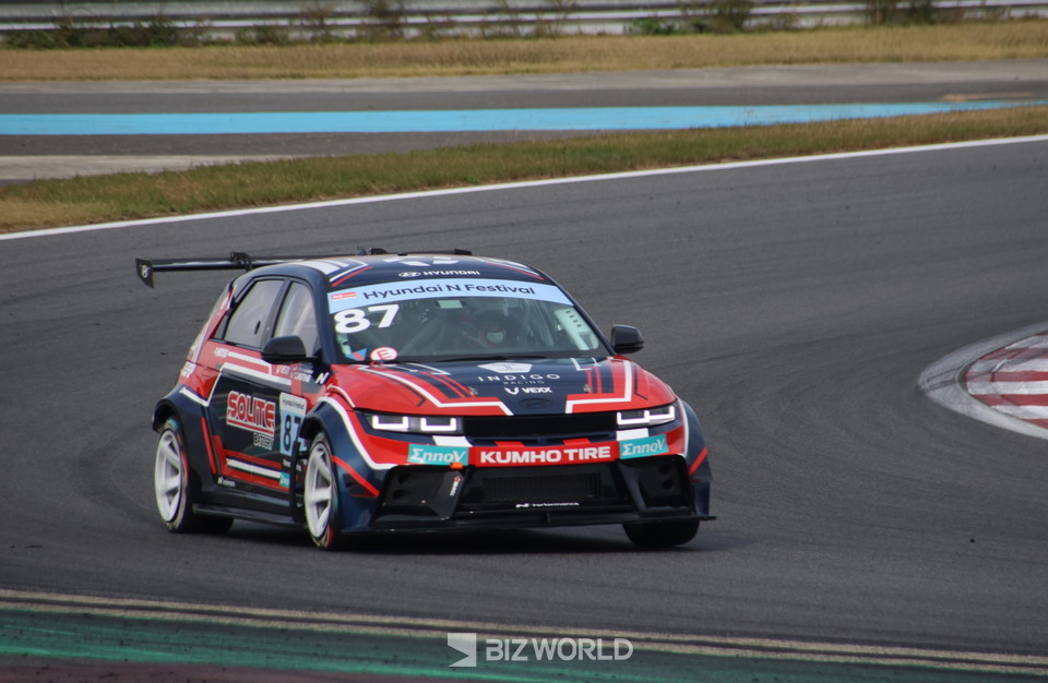 쏠라이트 인디고 레이싱 박준의가 가속하고 있다. 사진=손진석 기자