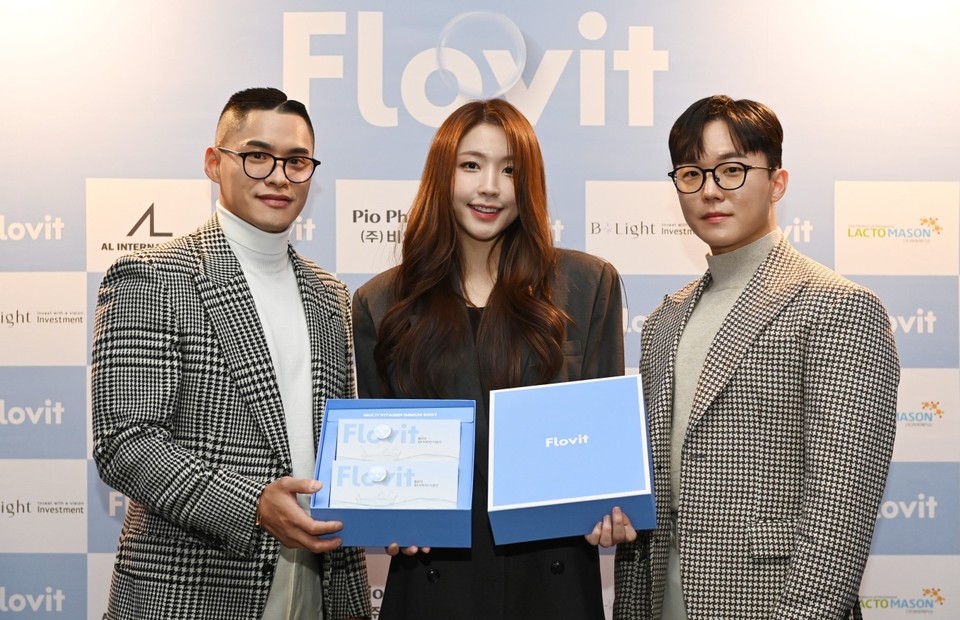 (사진 왼쪽부터) HL헬스엔케어 이건우 대표와 인플루언서 성해은, HL헬스엔케어 김민재 총괄본부장 등이 서울 강남구 프플더테라스에서 열린 플로빗(FLOVIT)' 론칭쇼에 참석해 신제품을 선보이고 있다. 사진=HL헬스엔케어