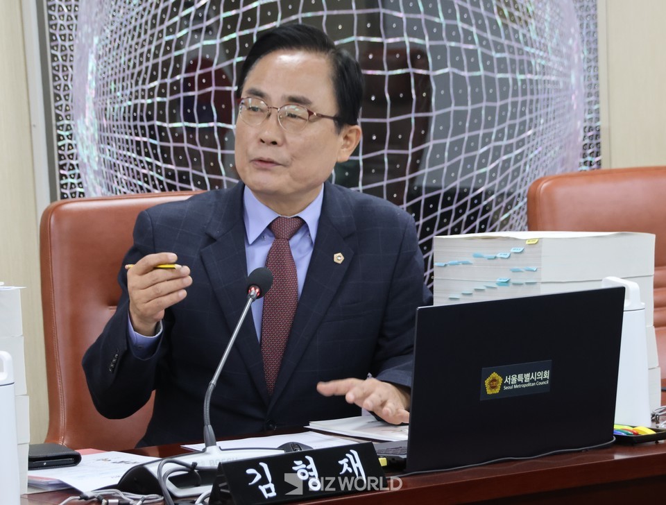 김형재 시의원이 행정사무감사에서 질의하고 있다. 사진=손진석 기자