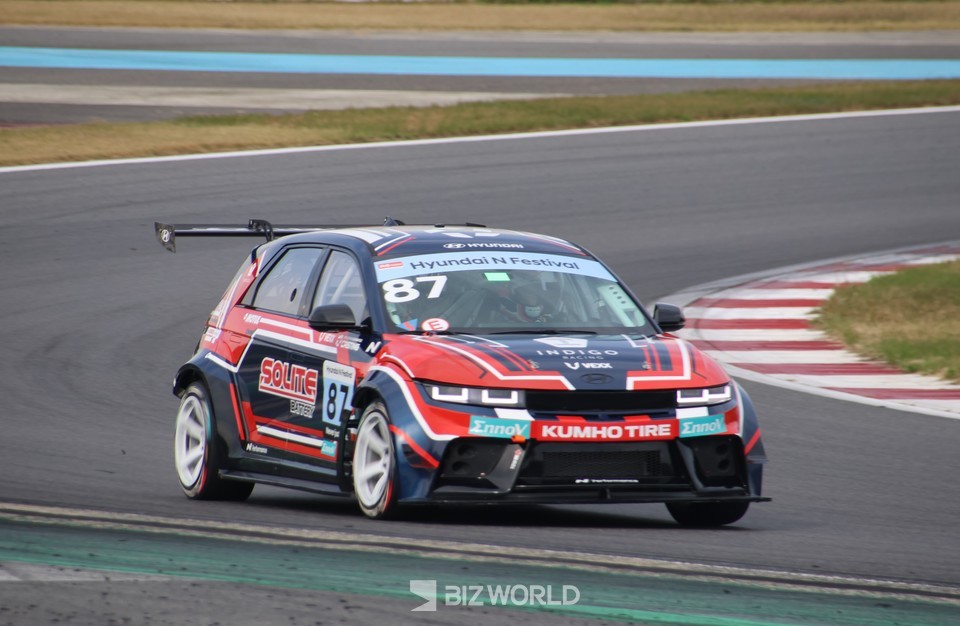 쏠라이트 인디고 레이싱 박준의가 랩타임 경신을 위해 역주하고 있다. 사진=손진석 기자