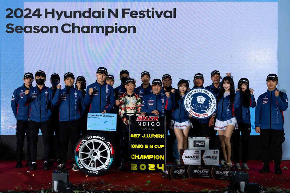 쏠라이트 인디고 레이싱팀의 박준의 선수(가운데)가 2024 현대N페스티벌 eN1클래스 ‘드라이버 종합 우승’을 차지하며 기념사진을 찍고 있다. 사진=금호타이어
