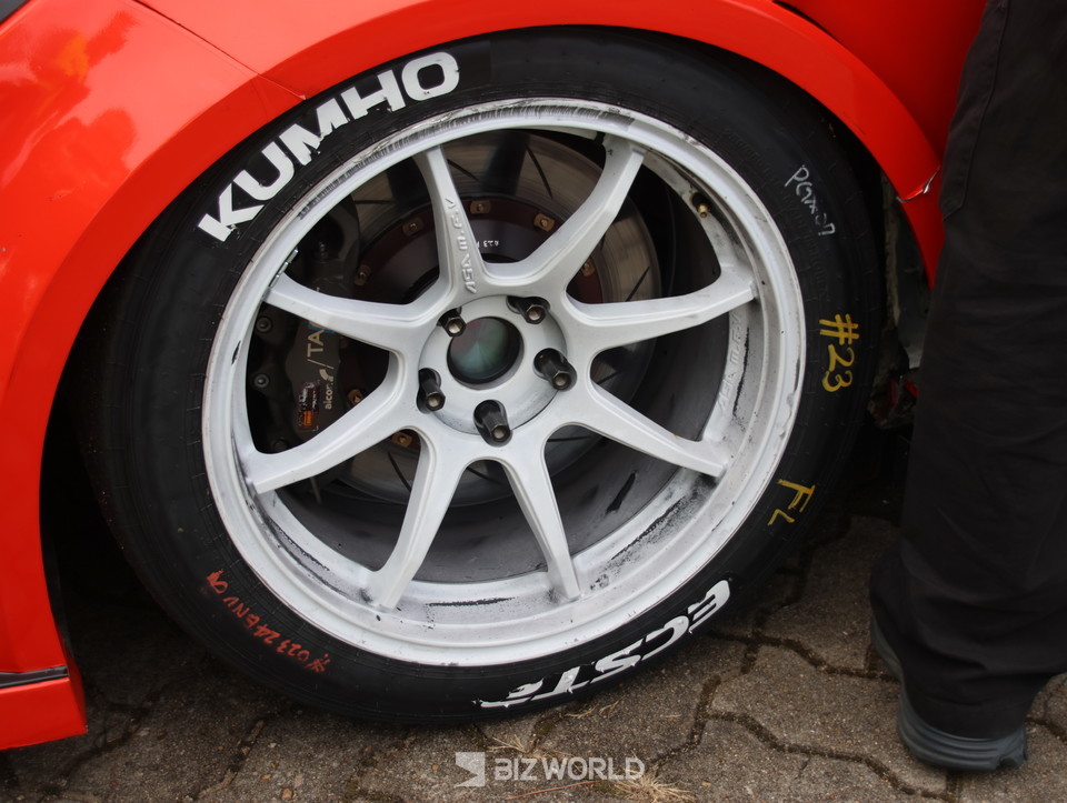 경주차량에 장착된 금호타이어. 사진=손진석 기자