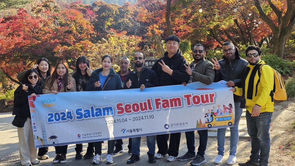 '2024 살람서울 팸투어' 프로그램 중 아침고요수목원을 방문해 참가자들이 기념 사진을 찰영하고 있다. 사진=서울시관광협회