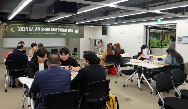 지난 5일 서울관광플라자 4층에서 진행된 2024 살람서울 매칭데이에서 많은 업계 관계자들이 상담을 하고 있다.. 사진=서울시관광협회