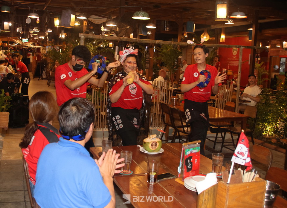 ]피나콜라다를 주문하면 음료를 따르기 전에 신나는 이벤트 해준다. 사진=손진석 기자