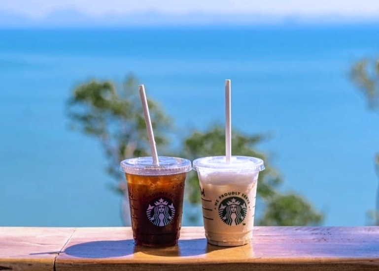 힐탑스타벅스에서  바다를 감상하며 여유있는 커피한잔을 마셔보자. 사진=올패스투어