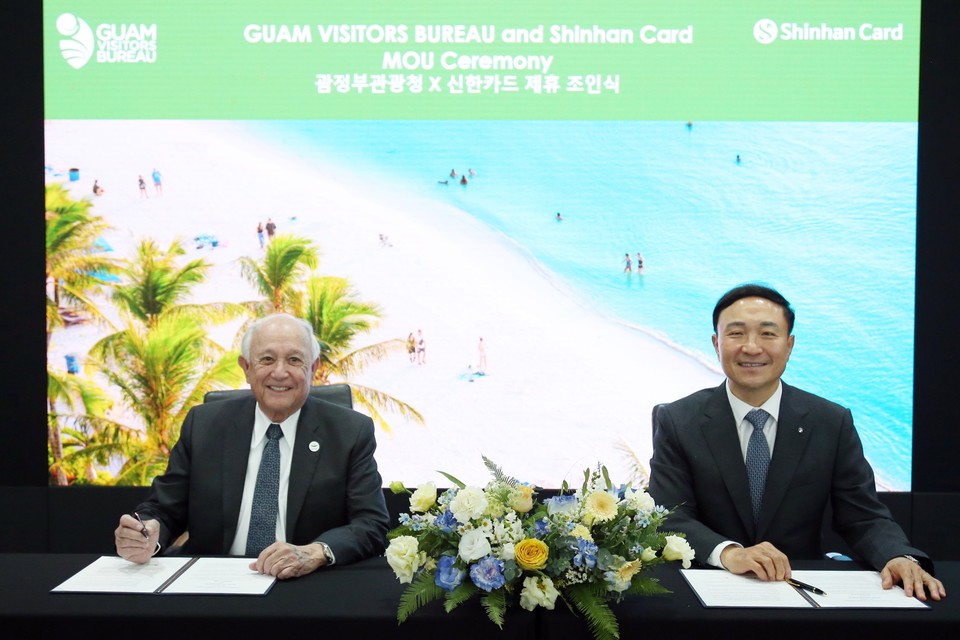 신한카드(사장 문동권)는 괌정부관광청과 함께 괌을 방문하는 신한카드 고객을 위한 서비스 개발괴 공동마케팅 추진을 위한 전략적 업무 협약을 체결했다고 13일 밝혔다. 협약식에 참석한 칼 구티에레즈(Carl Gutierrez) 괌정부관광청장(왼쪽), 문동권 신한카드 사장이 기념사진을 촬영하고 있다. 사진=신한카드