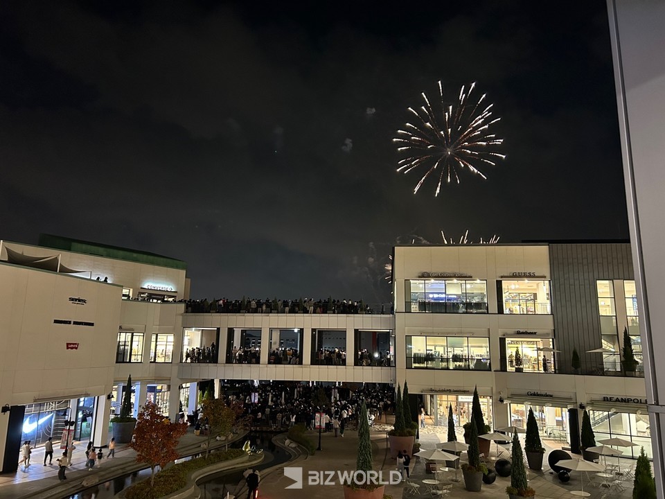 매주 일요일 7시 30분에 현대프리미엄아울렛 김포점 수변광장에서 하는 불꽃놀이 모습. 사진=김선주 기자
