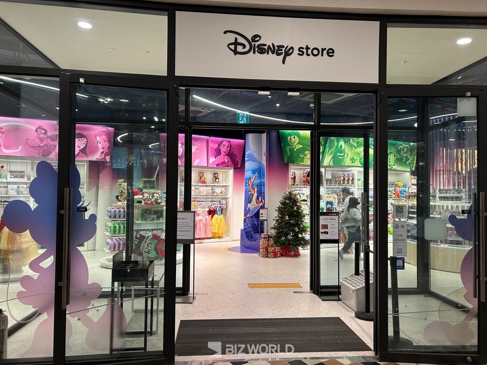 다양한 디즈니 캐릭터를 만나볼 수 있는 현대프리미엄아울렛 김포점 디즈니 스토어의 모습. 사진=김선주 기자