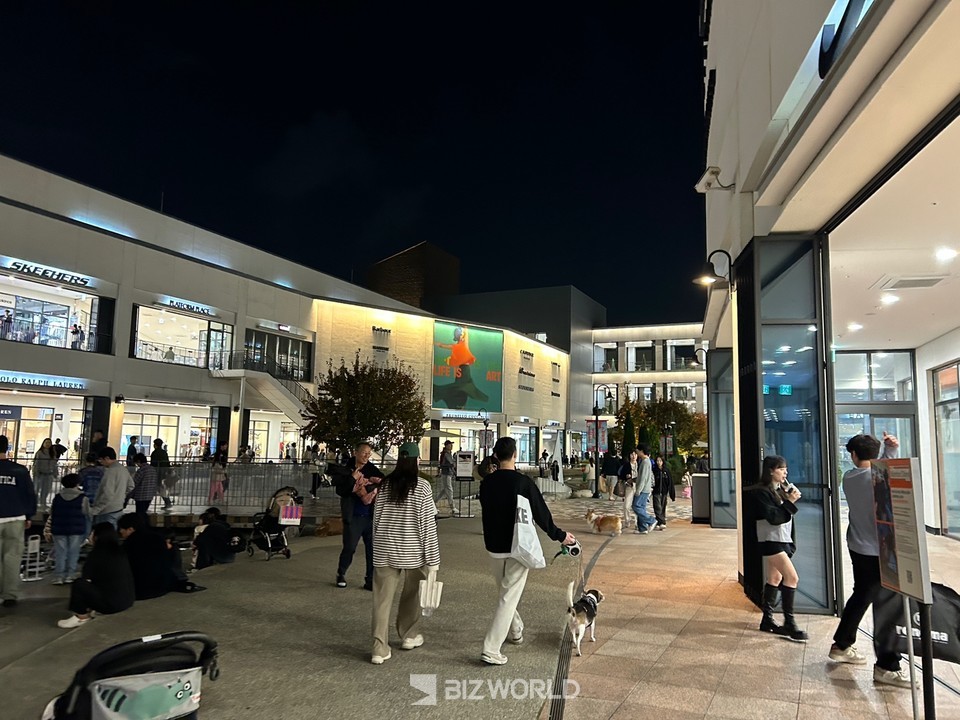 펫프렌들리한 현대프리미엄아울렛 김포점의 모습. 반려견을 동반한 반려인이 많이 보인다. 사진=김선주 기자