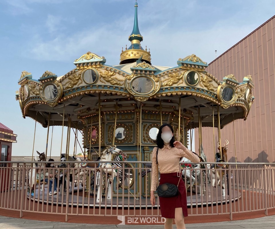 현대프리미엄아울렛 김포점 옥상에 위치한 회전목마의 모습. 포토존으로도 유명해 한창 사람이 많을 때는 줄서서 사진을 찍어야 한다. 사진=김선주 기자