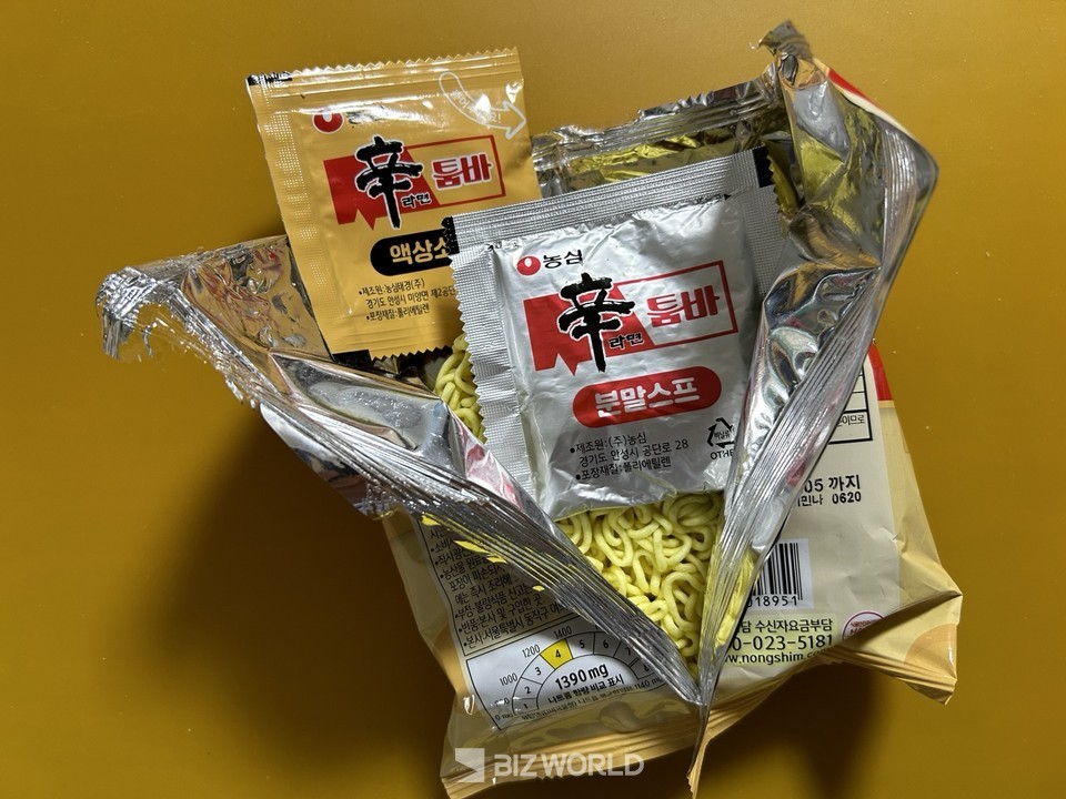 신라면 툼바 내용물. 사진=김선주 기자