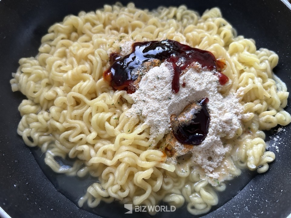 후라이팬에 조리하는 모습. 원래 조리법대로 하지 않고 액상소스와 분말스프를 넣고 30초 정도 볶았다. 사진=김선주 기자 