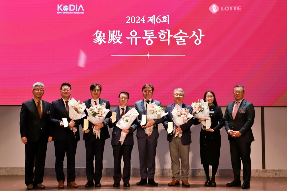 지난 19일 서울 송파구에 위치한 시그니엘 서울서 '제6회 상전유통학술상' 시상식 단체 기념 촬영을 하고 있다. (왼쪽부터) 이동일 한국유통학회장, 장명균 호서대 교수(최우수상 정책), 이호택 계명대 교수(최우수상 학술), 이정희 중앙대 교수(대상), 박정근 한양대 교수(최우수상 학술), 박민영 인하대 교수(최우수상 물류), 지선영 신구대 교수(신진연구상), 김상현 롯데 유통군 총괄대표 부회장의 모습이다. 사진=롯데 유통군