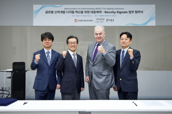 (사진 왼쪽부터) 오경석 대웅제약 연구위원, 박준석 대웅제약 신약센터장, 찰스 코이네(Charles J. Coyne) 레비티 시그널즈 아시아 태평양 총괄, 김성기 피앤디솔루션 대표가 기념촬영을 하고 있다. 사진=피앤디솔루션